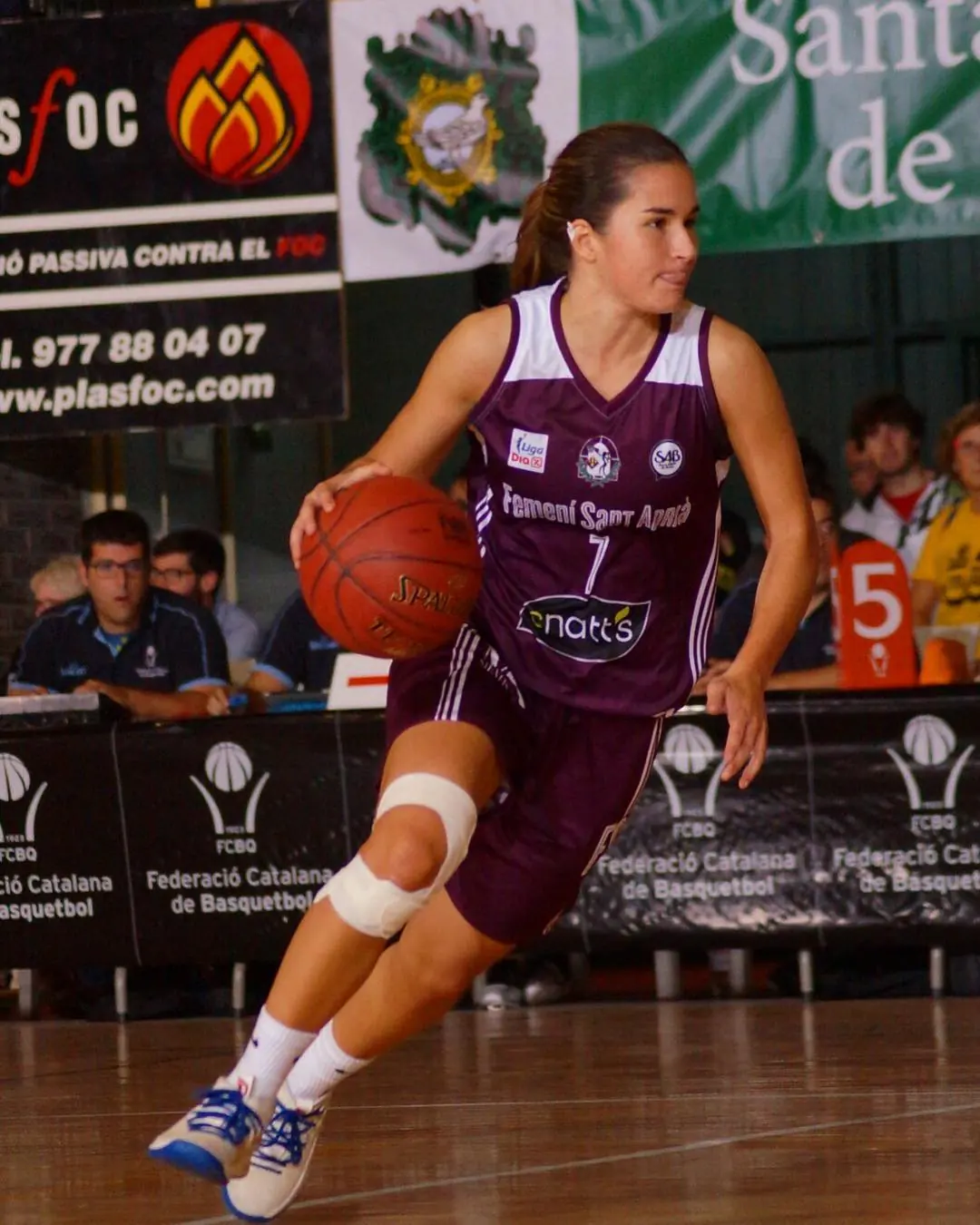 Laura Peña botando el balón con la camiseta del Femení Sant Adrià