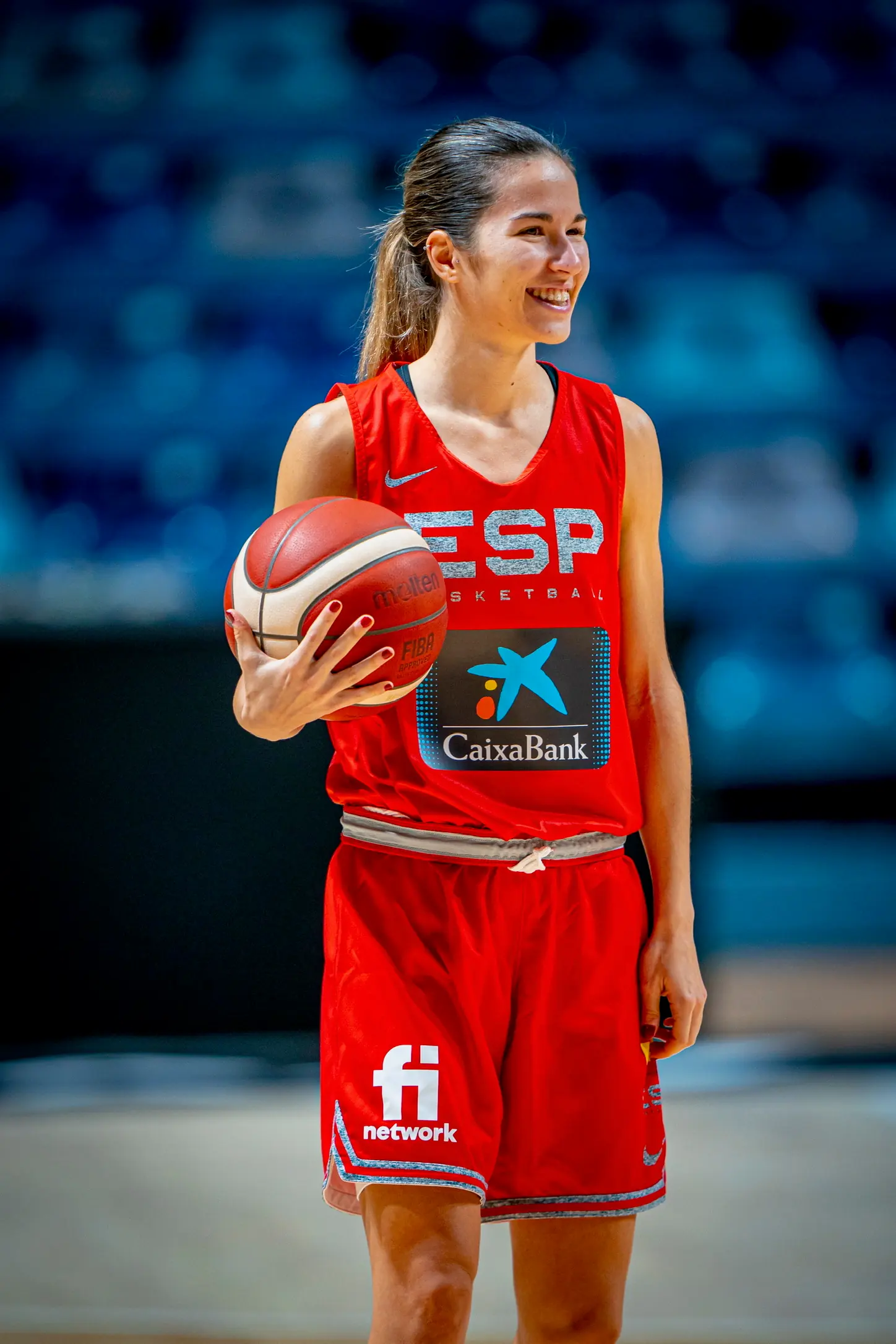 Laura Peña sonriendo con un balón y la equipación de la selección española
