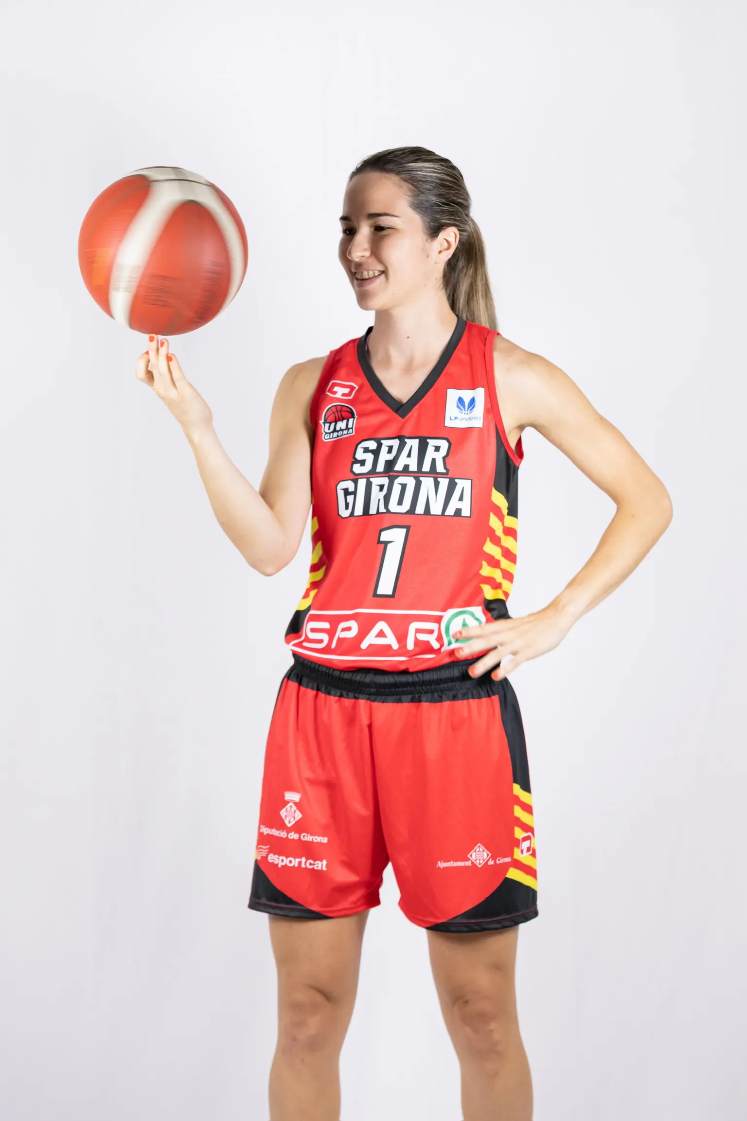 Laura Peña haciendo girar un balón con la camiseta del Uni Girona